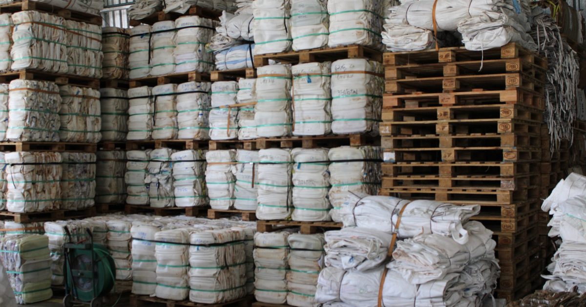 como descartar embalagens de agrotóxicos adiaesp blog embalagens vazias em galpão