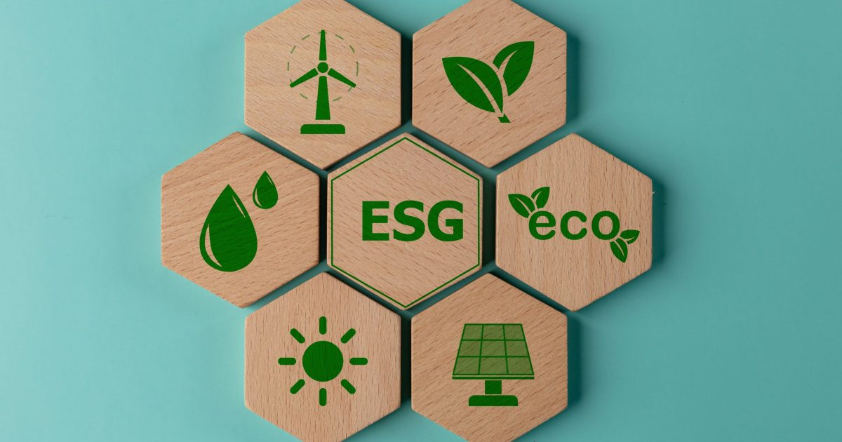 diferença entre ESG e sustentabilidade adiaesp blog ícones de sustentabilidade em madeira