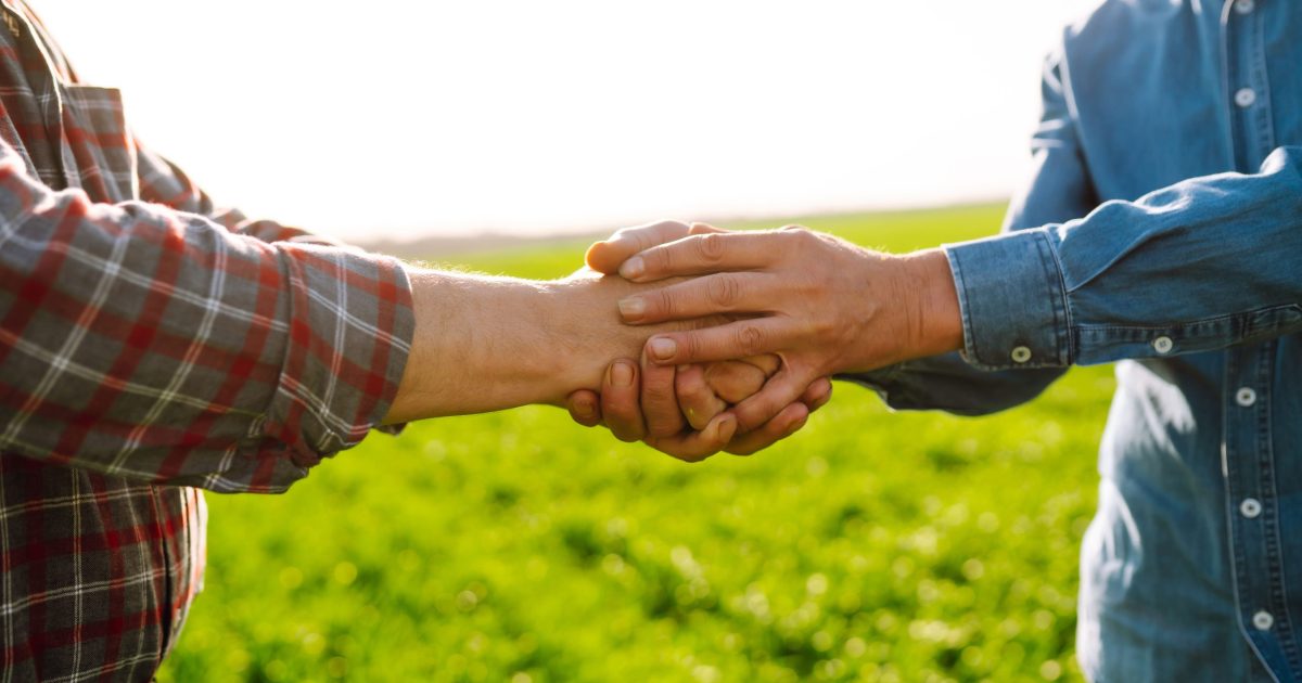 governança no agronegócio adiaesp blog agricultores apertando mãos