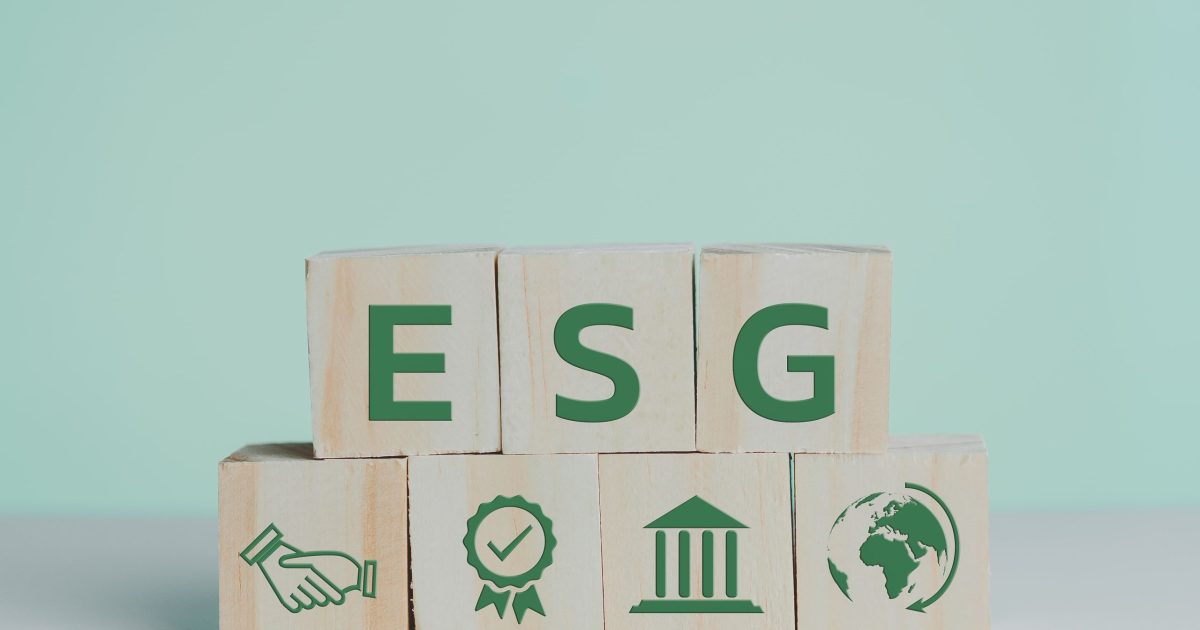 indicadores ESG adiaesp blog cubos de madeira com símbolo de sustentabilidade no agro