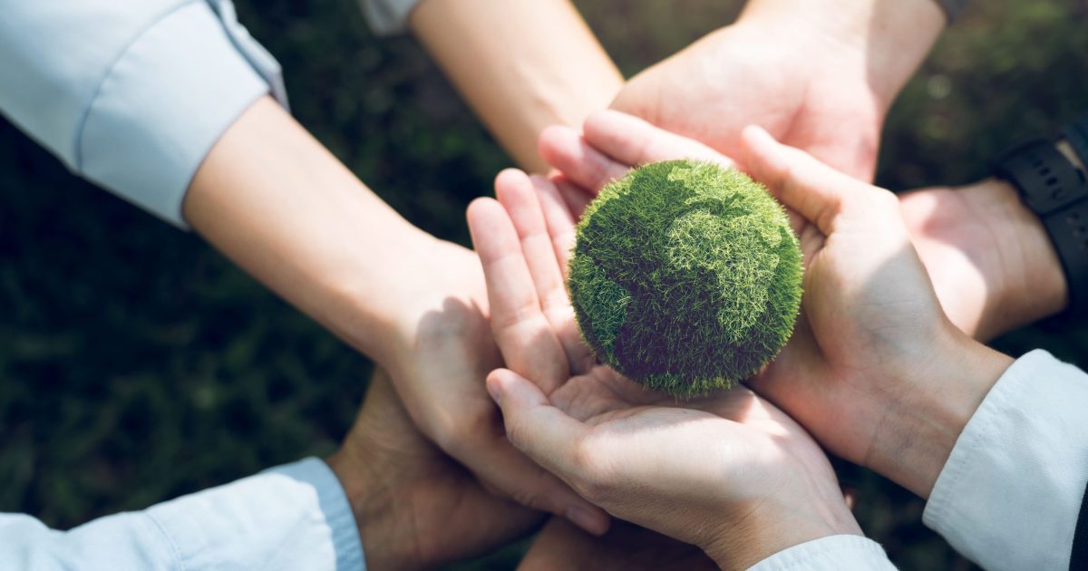responsabilidade socioambiental adiaesp blog mãos segurando planeta verde