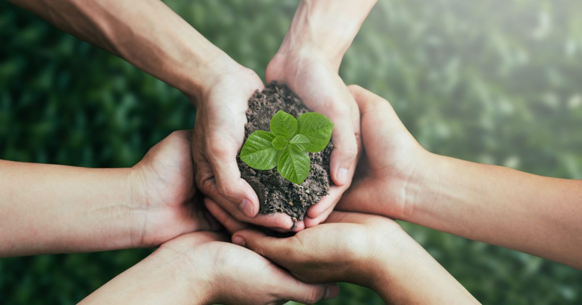 sustentabilidade no agronegócio adiaesp blog mãos cuidando do solo, da água e do caborno